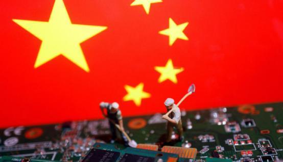 大的来了！中国直接掏出新芯片，算力超越顶级GPU千倍。10月15日消息，北京大学