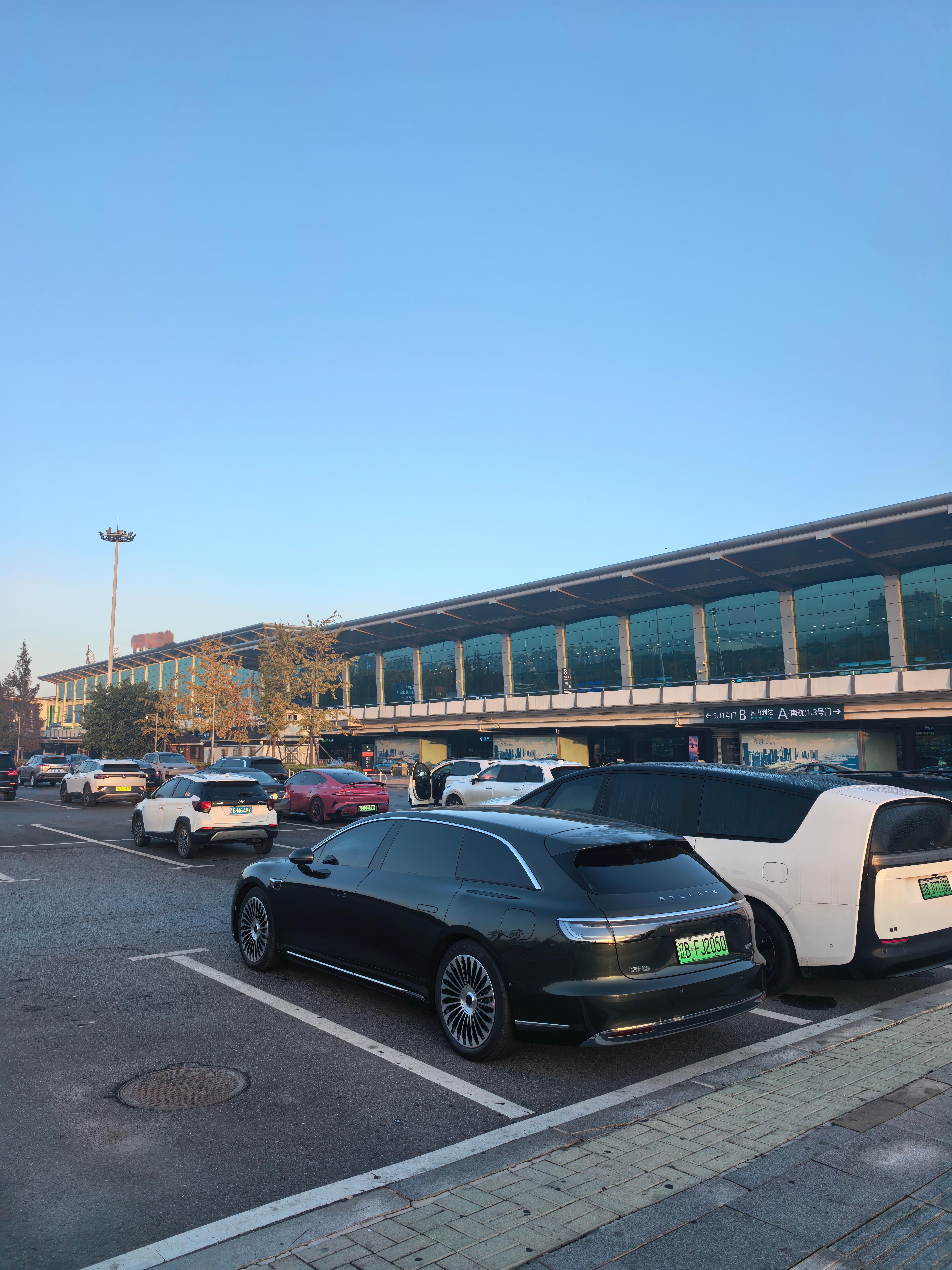 早起赶飞机机场遇到一台 S9T拍完这张照片车主笑眯眯的过来了大哥人很敞亮说我们可