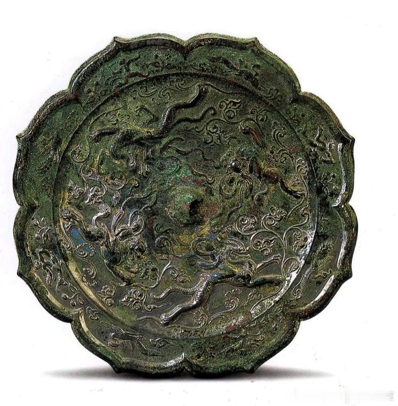 【唐代仙人骑龙骑狮纹菱花镜】唐代菱花形青铜镜，现收藏于陕西历史博物馆。镜体作八瓣