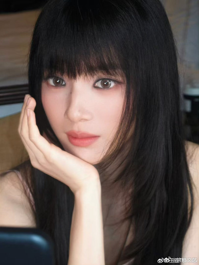 王亚飞化的李思潼差点没认出这是李思潼 王亚飞化的李思潼差点没认出来妹妹可塑性好强