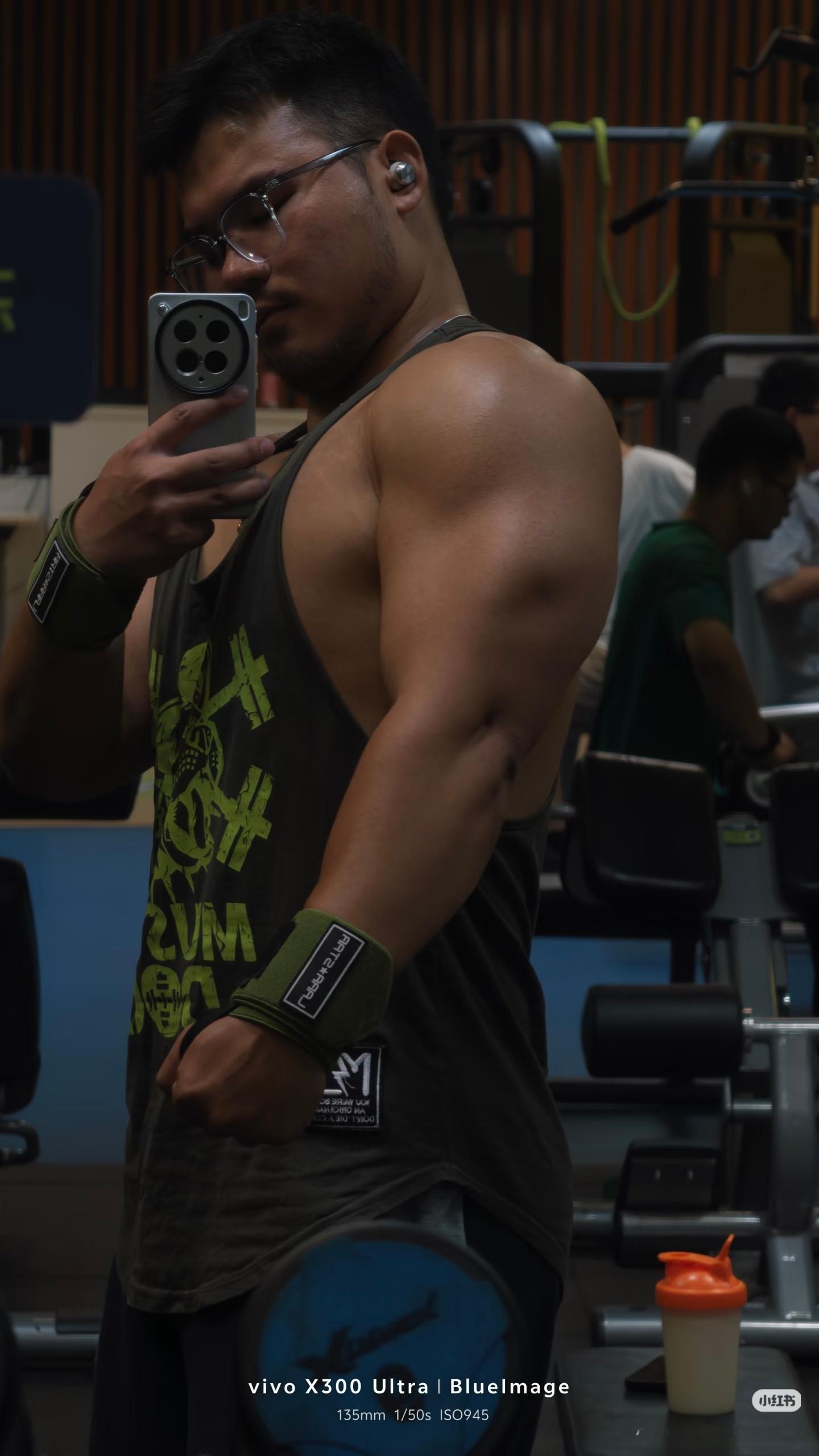 黑皮壮男 