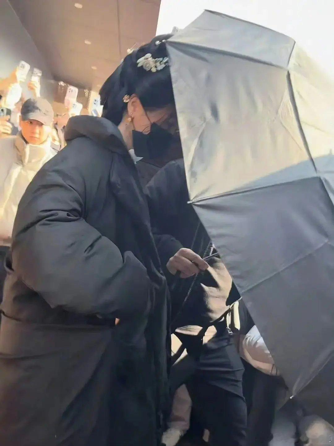 虞书欣进组《云初令》剧组了。 