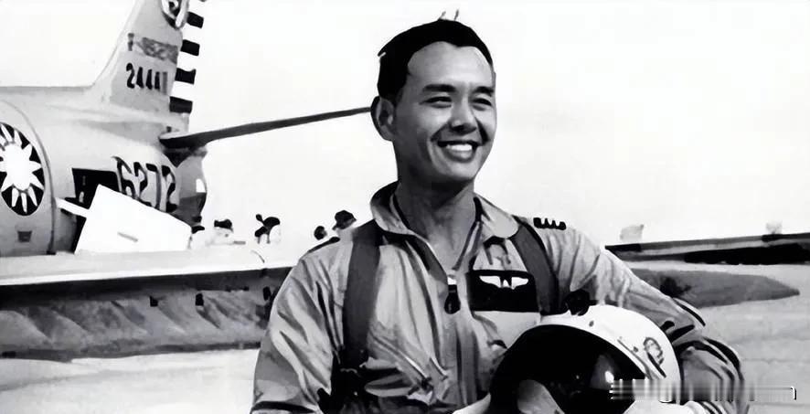 1949年，一个19岁的少年被骗到台湾，7年后他开走了蒋纬国专机，还冲着塔台狂吼