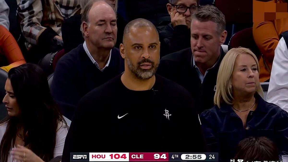 乌度卡这用人，真是绝了！

火箭客场打骑士这场，乌度卡教练估计嘴都笑歪了。替补席