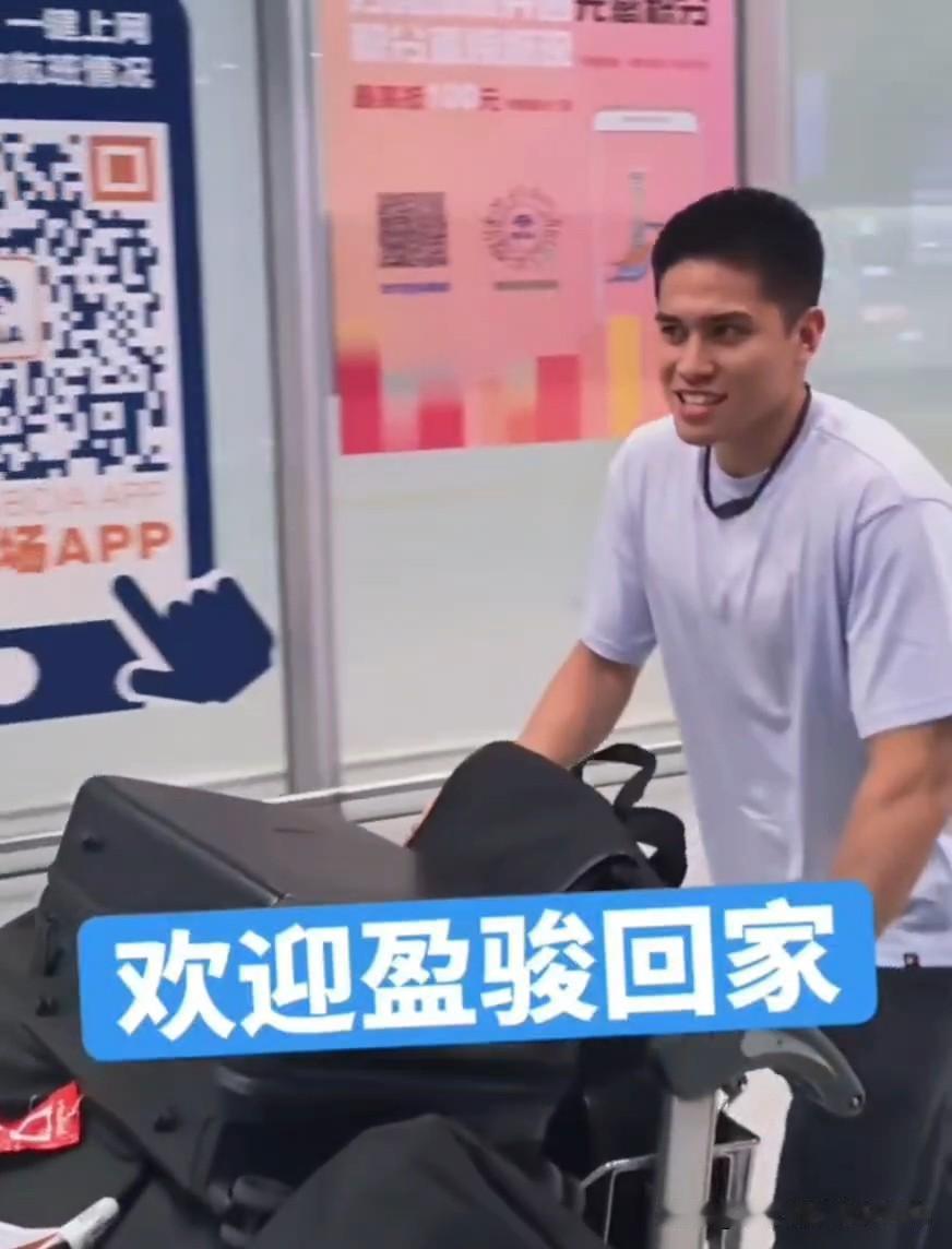 北京北汽的陈盈骏，打完亚运会回来了！这下好了，首钢的全体球员终于集合完毕，一起训