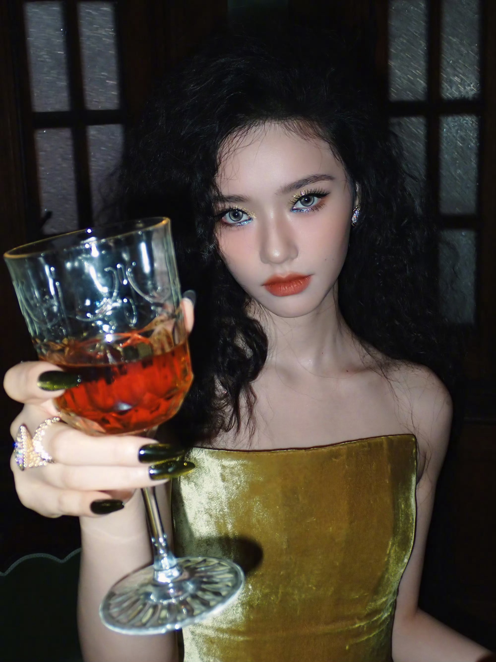 有被 这组照片惊艳到！！！混血感妆容好像一只魅惑的小猫咪🐈羊毛卷发型又增添了几