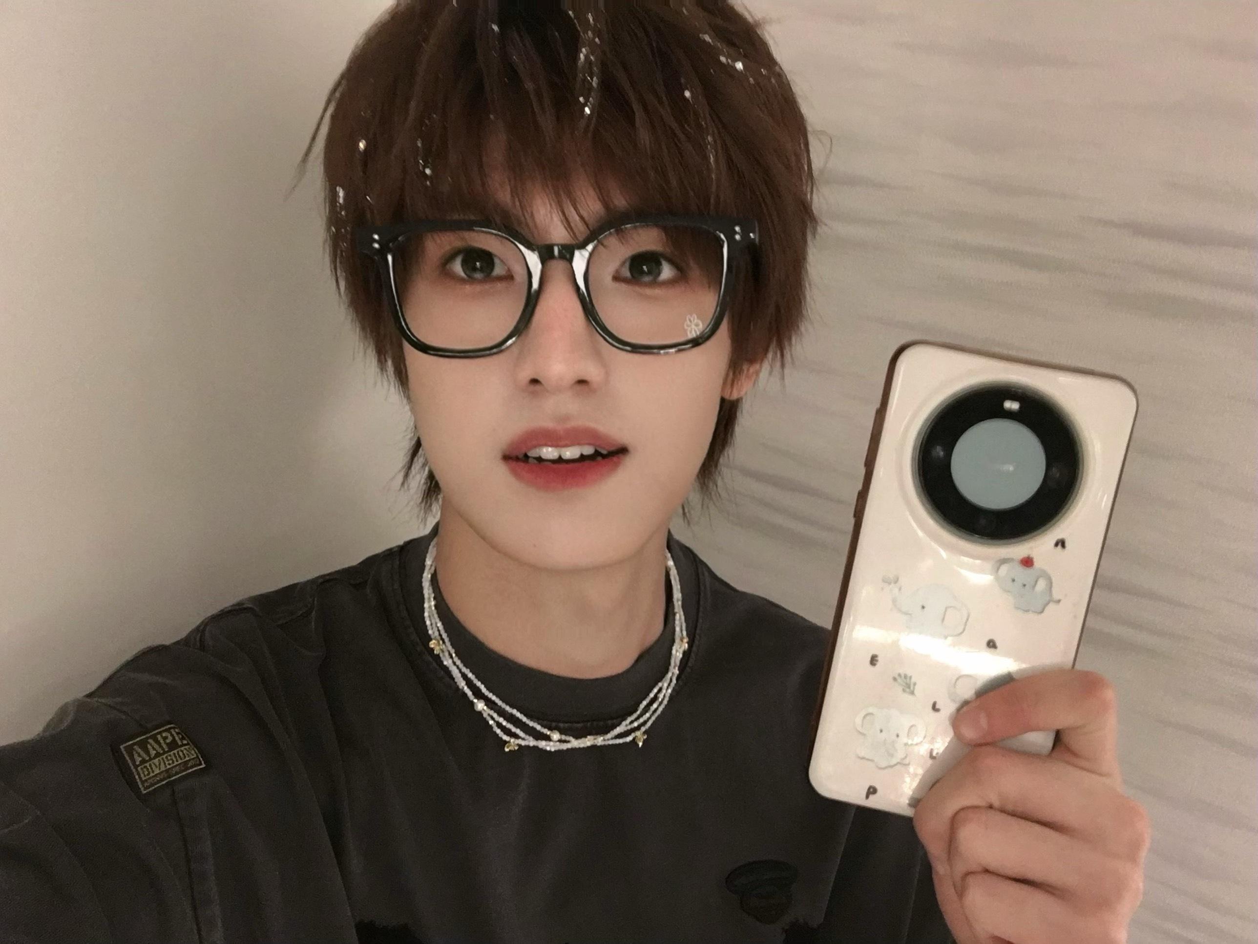 这张是在澄清没有用自己的华为手坤拍照的意思。 