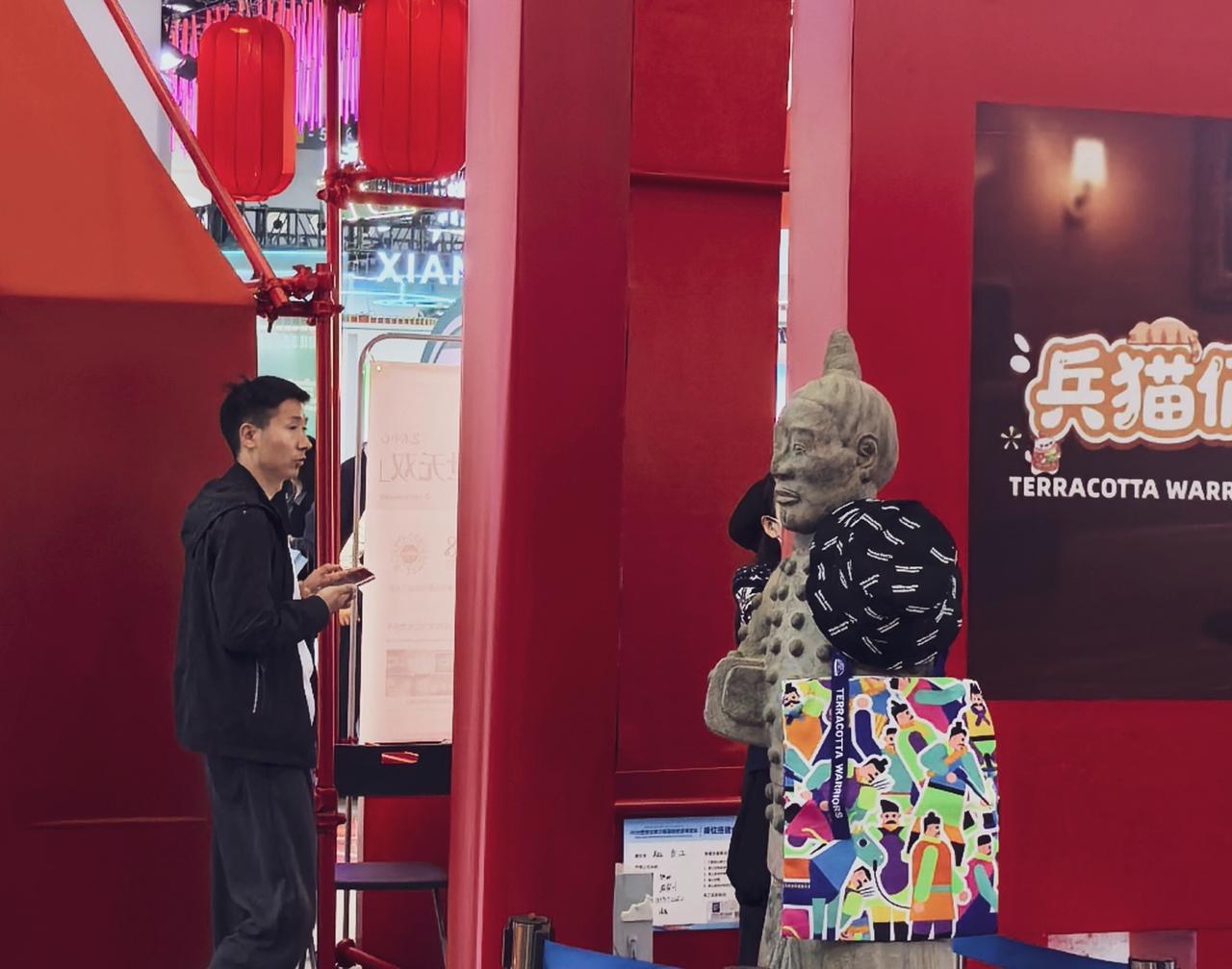 兵马俑穿潮牌了
红墙下的秦俑突然“活”了，左手比耶，右手拎着涂鸦帆布包，连盔甲都