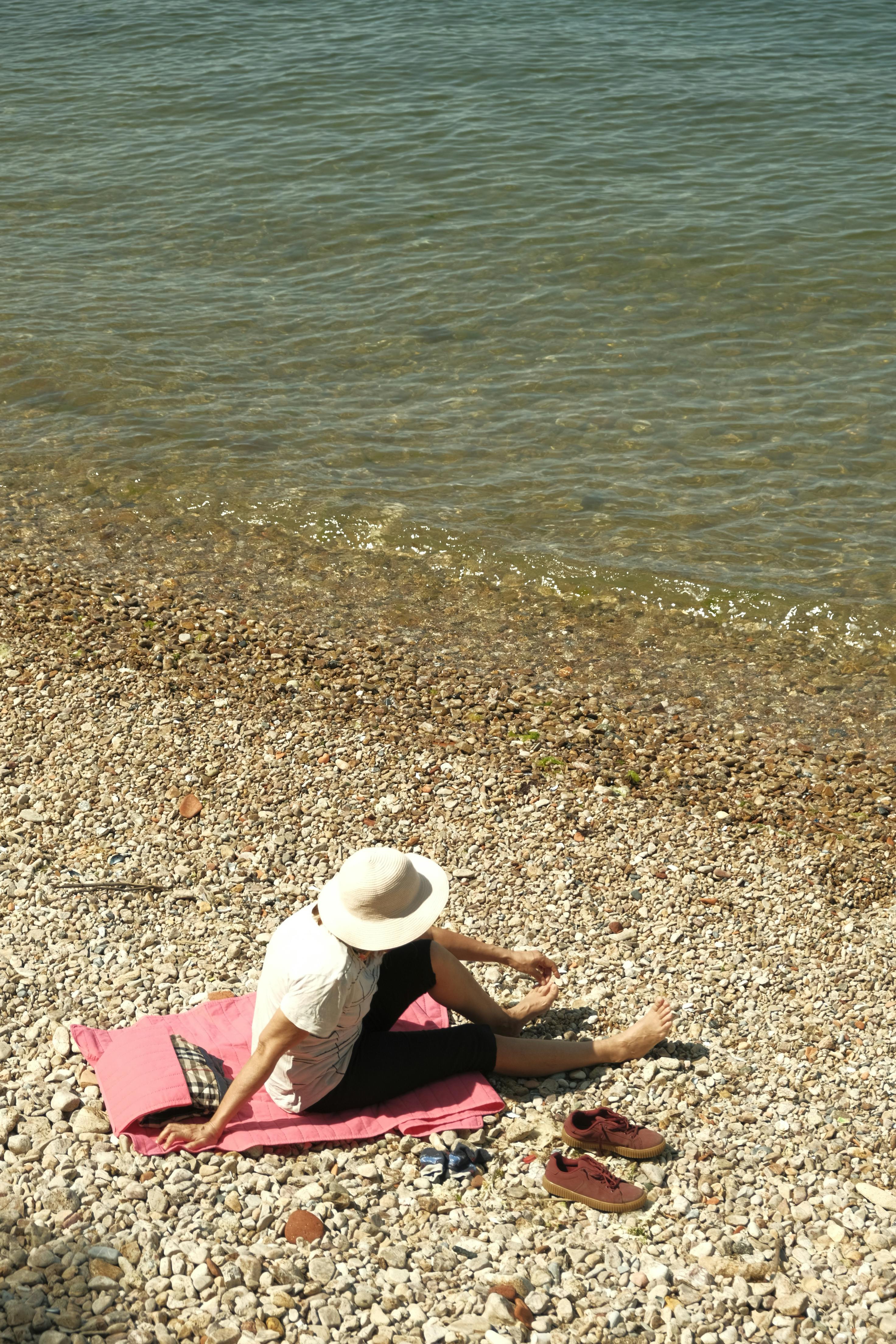 晒太阳时身体会经历哪些变化 适当晒太阳，皮肤会自动合成维生素D，帮助肠道吸收钙和