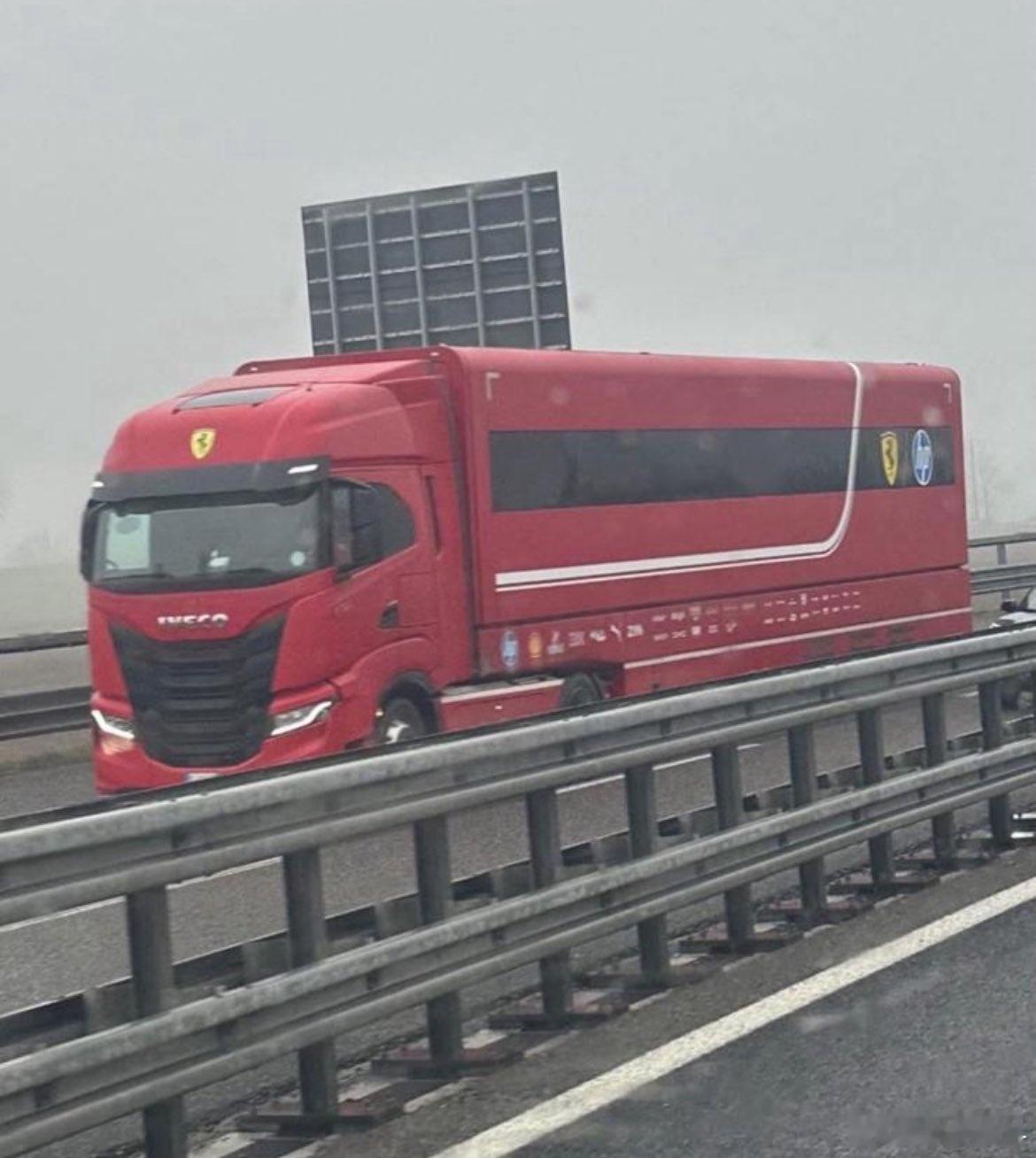 法拉利F1车队的依维柯S-Way重型卡车，570马力的Cursor发动机，12档