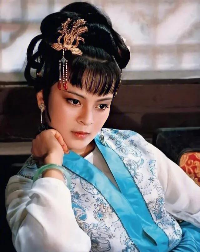 曹雪芹特意把探春和贾芸的两篇文章放在一起，什么目的？不怕不识货，就怕货比货。
在