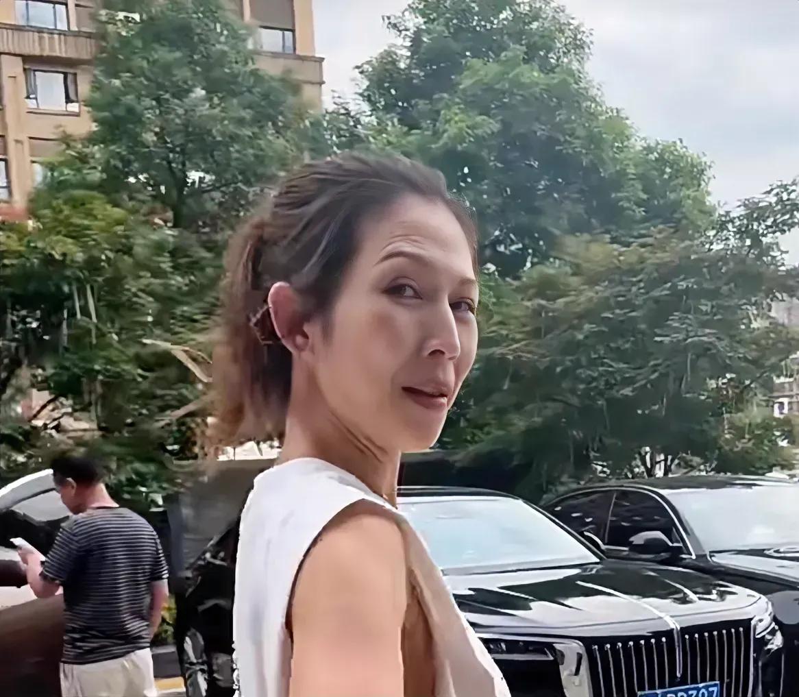 不得不说，有些人天生就是吃这碗饭的吧！

不信的话，你看看她就知道了！

日常生