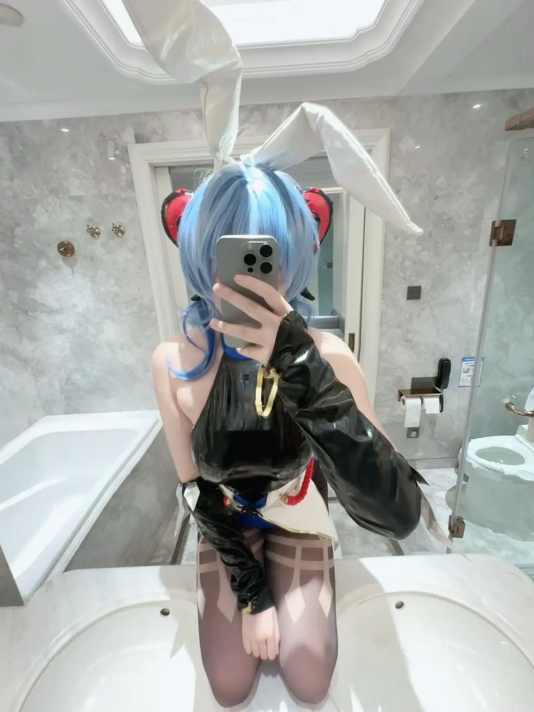 无数次破碎也没关系 我看上去永远完好无损。