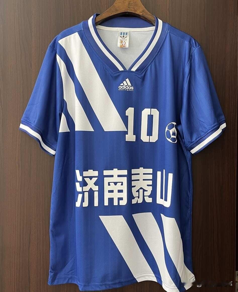 95泰山客，嘎嘎一嘎斯！
老甲A球衣足球球衣 足球的魅力 唯有足球不可辜负热爱足