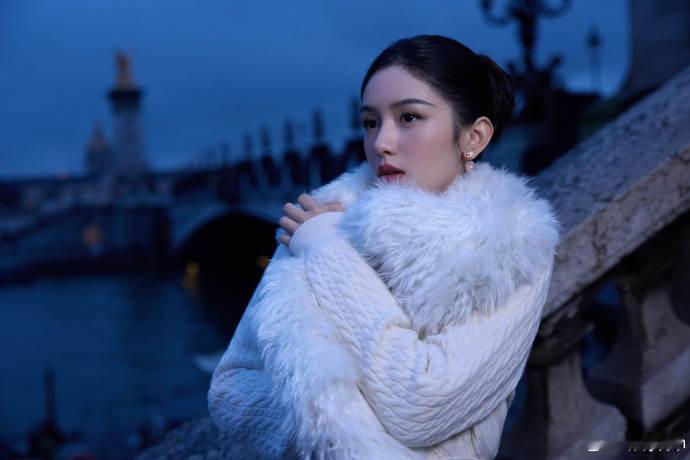 周也 内娱免检大光明 周也太适合大光明造型了！清冷中透着大气，大气里藏着温婉，两