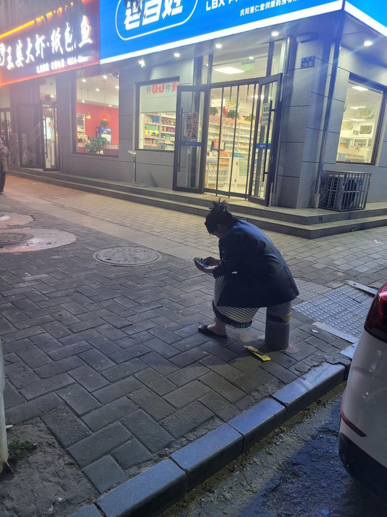 闺蜜离婚后不到2个小时，就从楼顶一跃而下结束了她年仅36岁的生命。

闺蜜娘家有