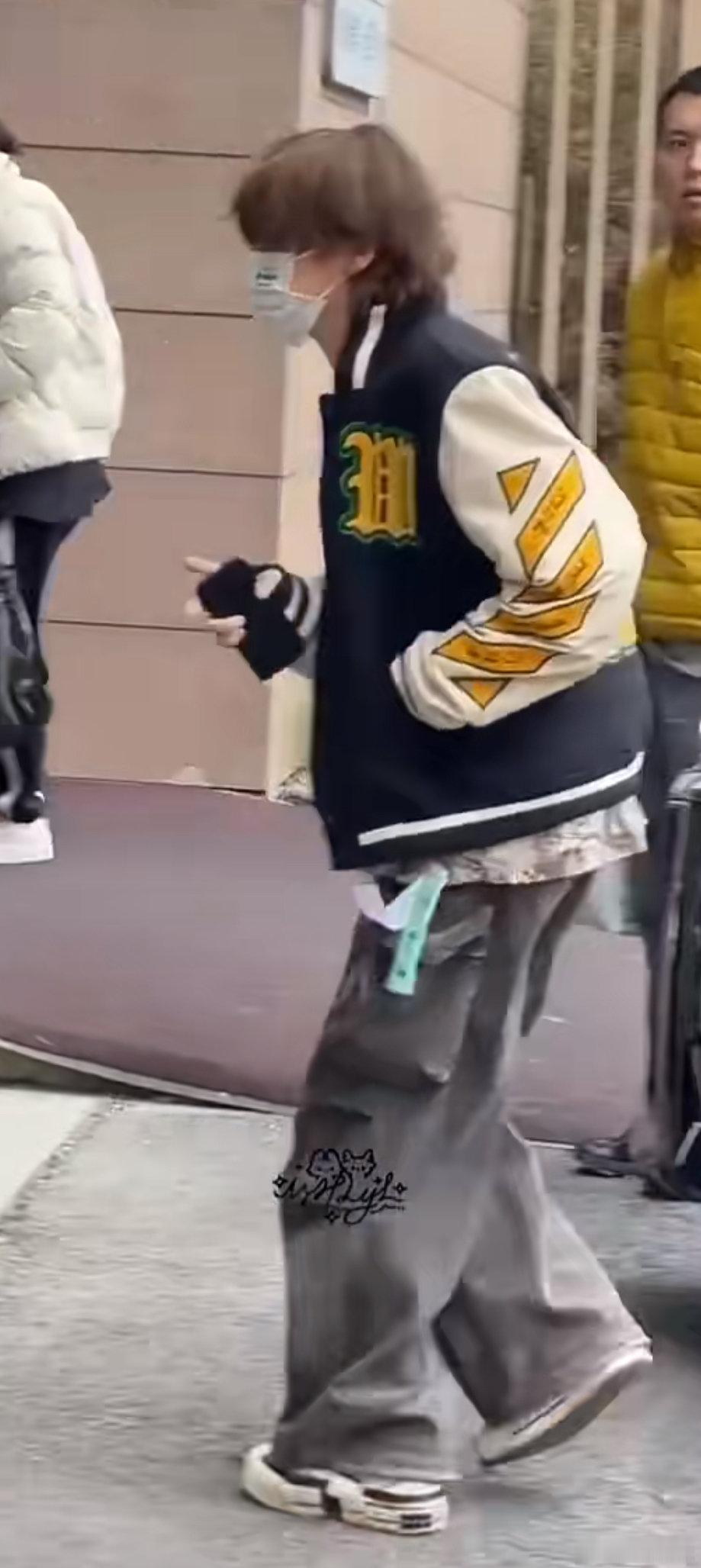 鹿晗衣服不剪吊牌鹿晗衣服不剪吊牌，这就是潮男吗鹿晗又没剪吊牌