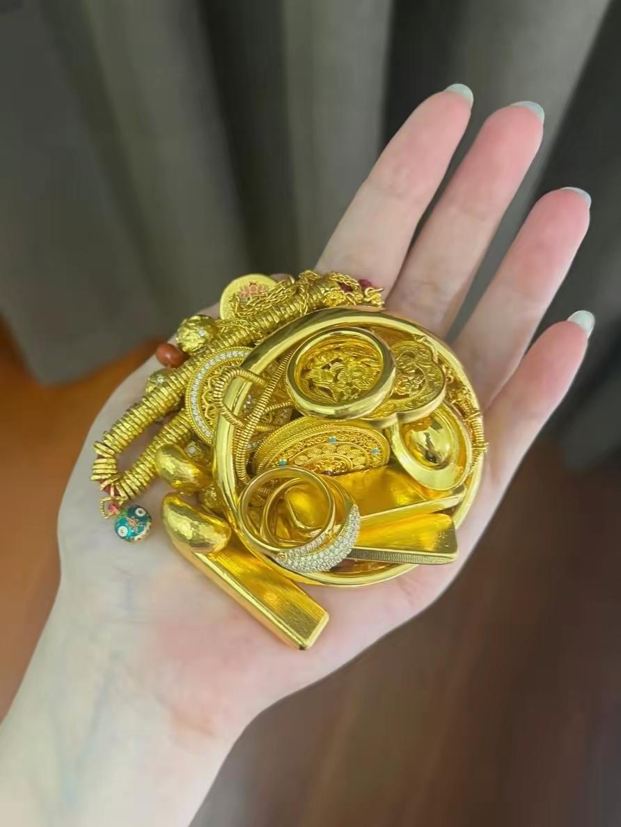 家有黄金别再囤，现在出手才明智！！！
 
我妈收金三十年，见过太多人抱着黄金“等