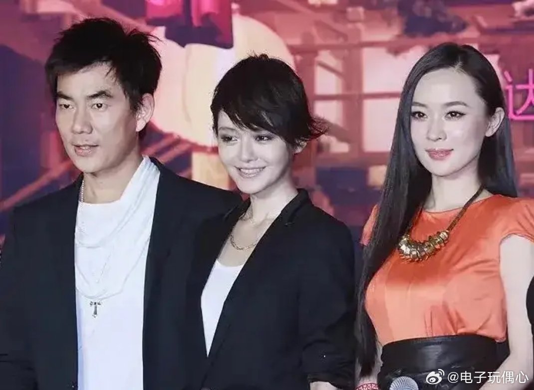 大S的面相太单薄了。她同框霍思燕，霍思燕面部饱满，一副福相 