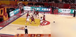 CBA这外援真疯了，骑着广东队防守就是一记战斧劈扣，落地后还指着人吼，真当自己是