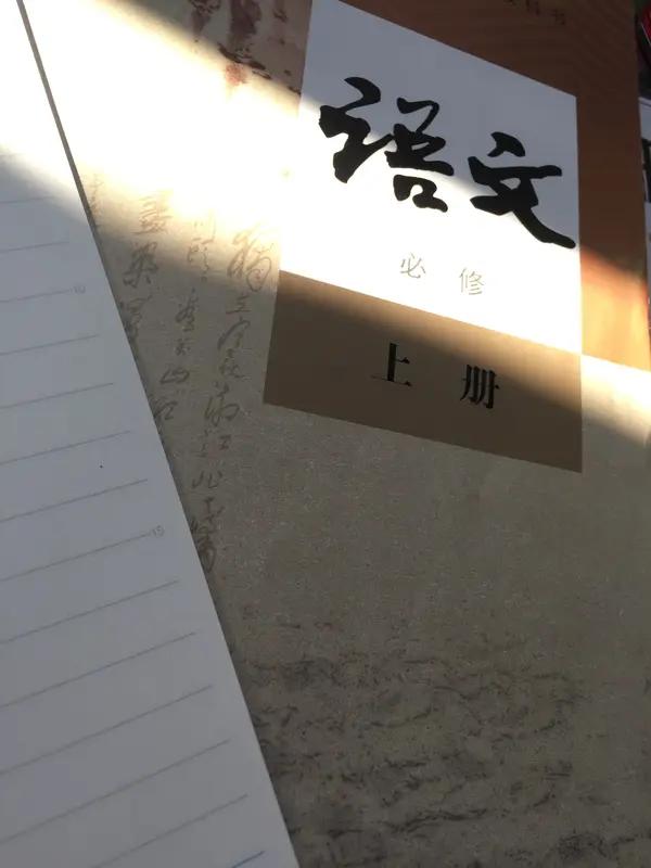 虽然现在新版的一年级的教材相比老版教材调整不小，但我个人觉得内容还是太冗余了，还