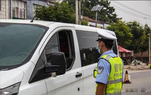 甘肃兰州，男子头天晚上喝了点酒，第二天早晨开车，遇到交警查酒驾。他第一次吹气正常