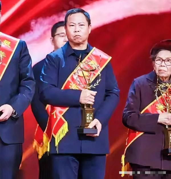 2024年，浙江船老大沈华忠出海时，突然接到求救信号，他当场砍断6300只蟹笼，