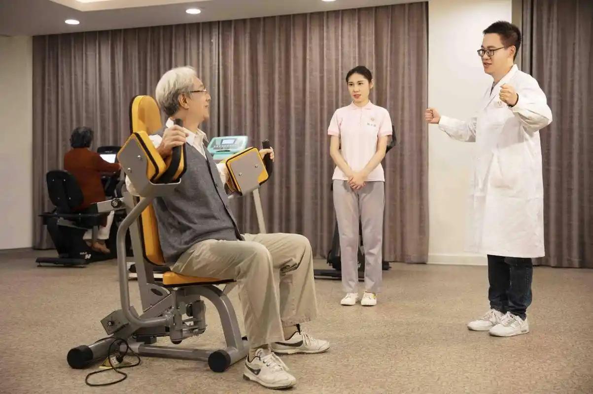 日本介护行业目前的实际人力缺口，整整差了27.4万人，日本2000年就落地了介护