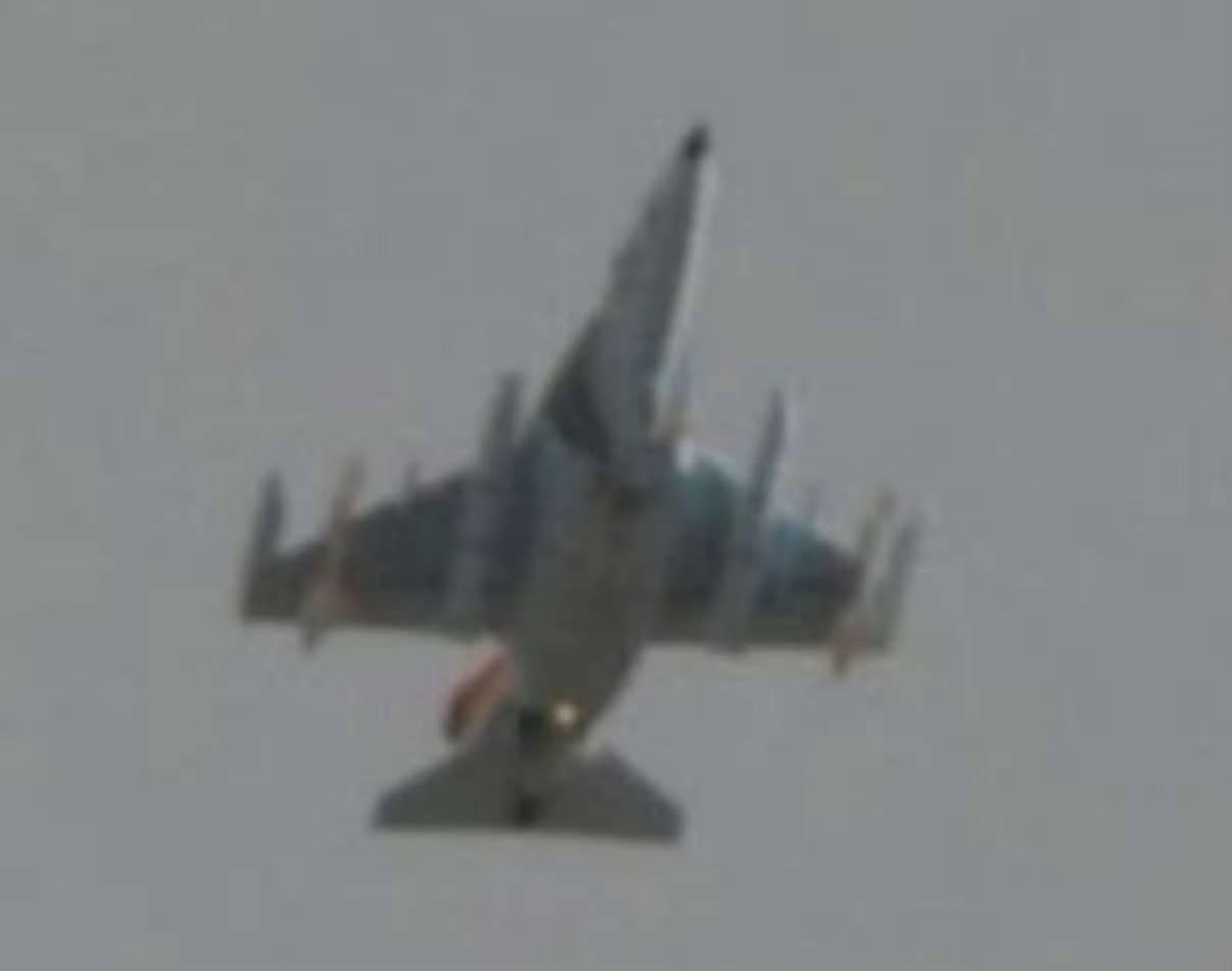 美以联合打击伊朗以来，只看到美以战机发射导弹精确打击，在伊朗领空直进直出没有碰上