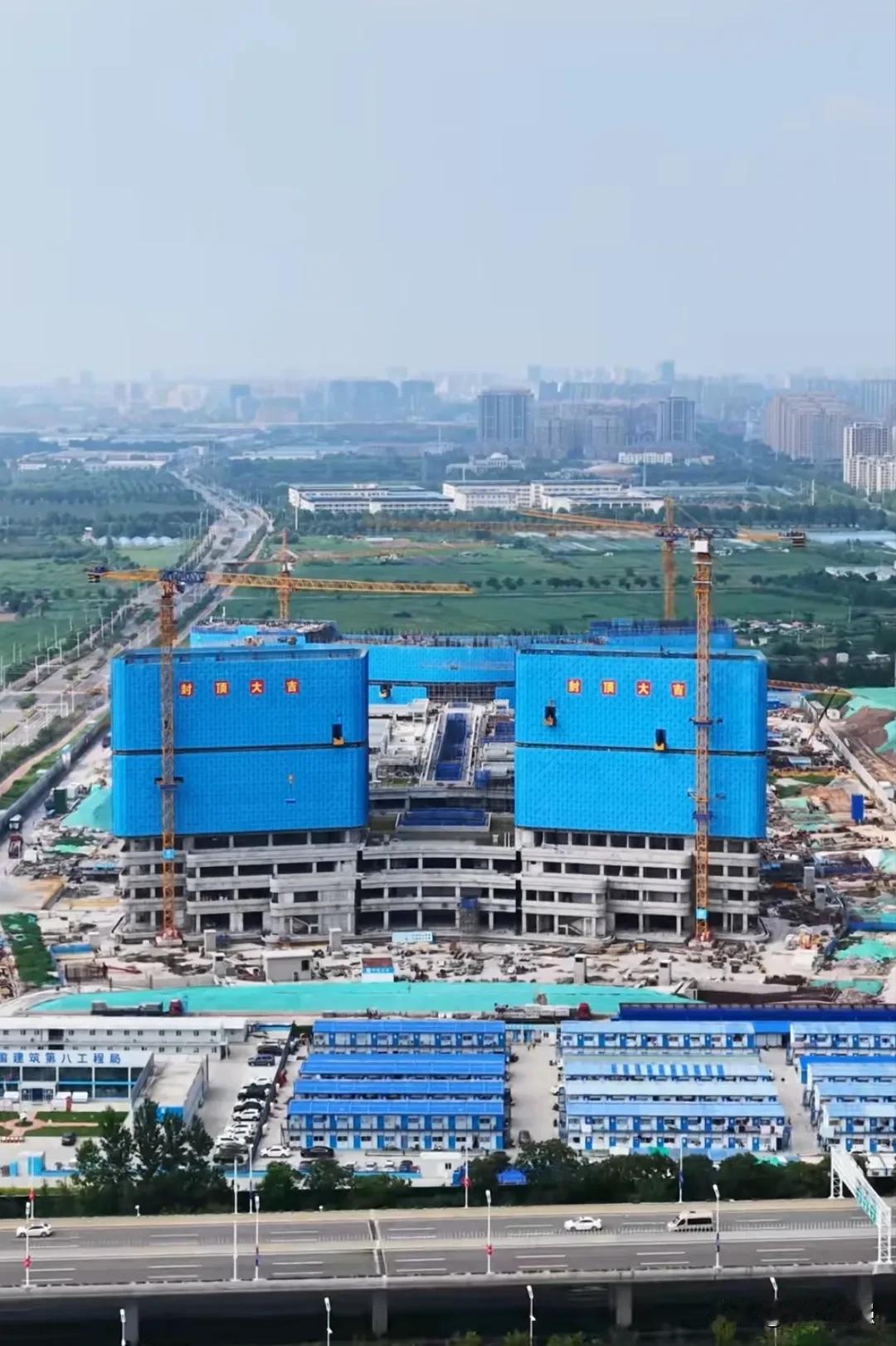 江苏省人民医院宿迁医院的科研楼业已封顶，住院楼则正在紧锣密鼓地施工之中，宿迁市的