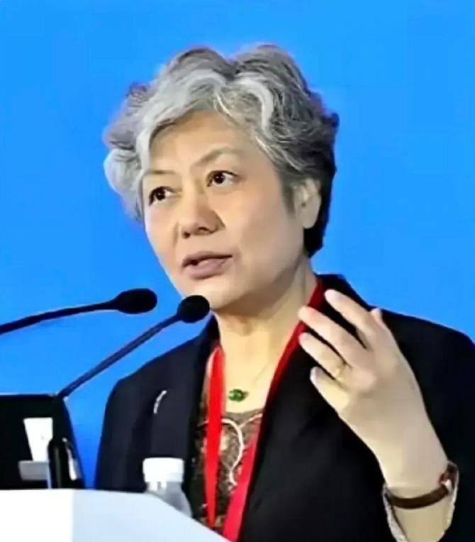 “终于有人发声了！”中国人民公安大学的李玫瑾提出建议：“只要出现扶了老人却被索要