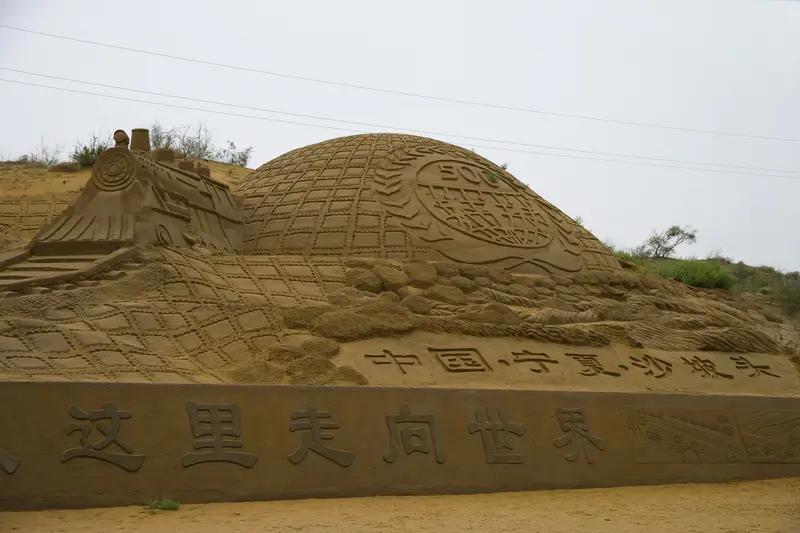 我的家乡宁夏沙坡头，那简直是个宝藏之地。这里有广袤无垠的沙漠，金黄的沙海在阳光照