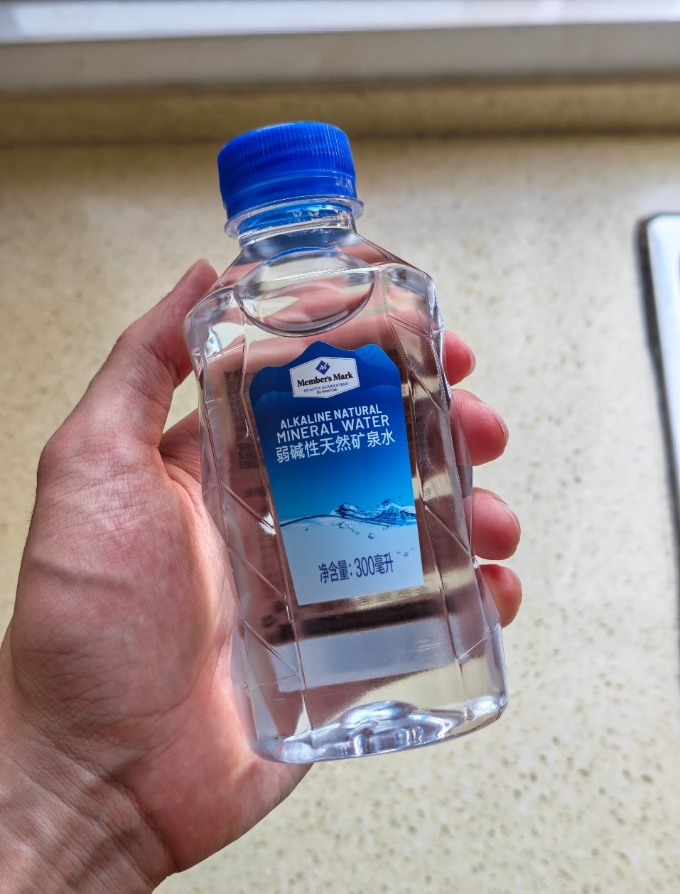 胖东来回应新包装矿泉水卖爆过几天可以去看看，可以的话买几箱回家。我现在经常喝的就
