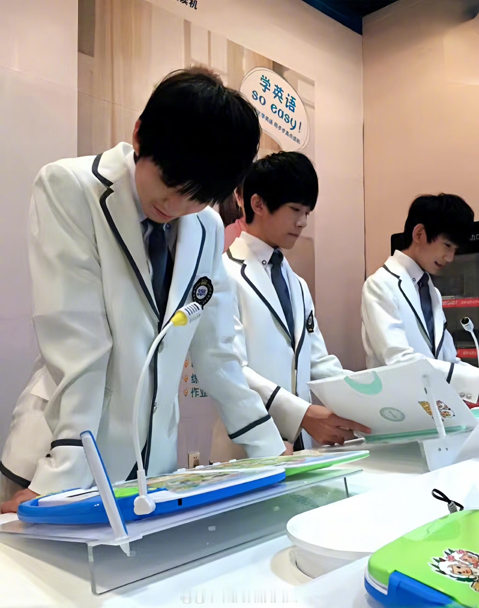 考古的风吹到了TFBOYS这里，好稚嫩的三个小男孩，和现在形成了鲜明对比