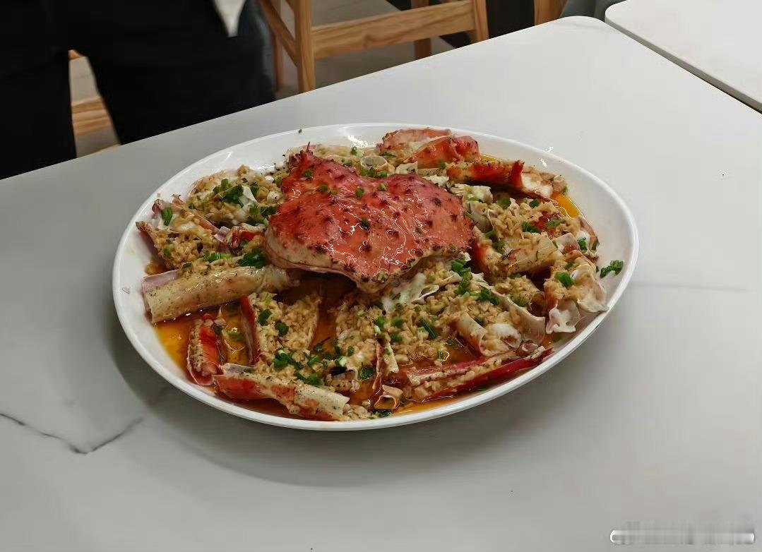 南京大学通报食堂卖999元帝王蟹其实我觉得也还好，既然上架了自然就会有人来买单，