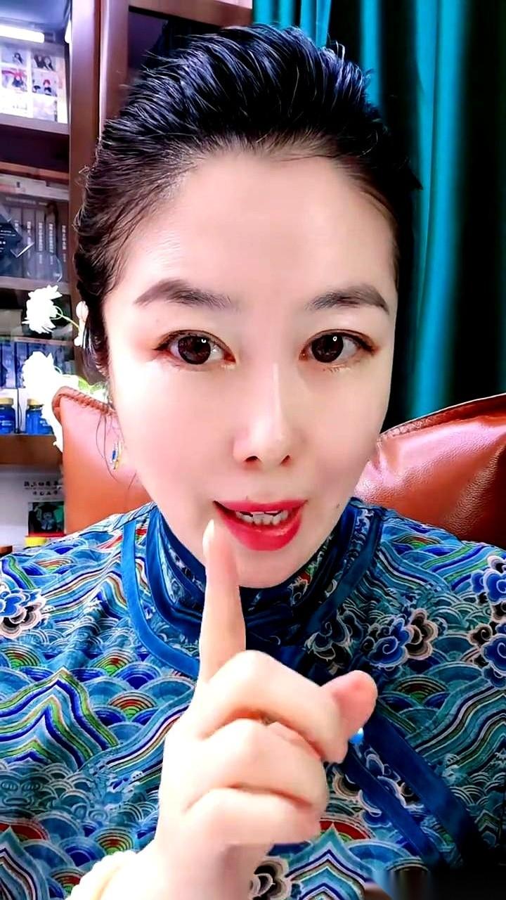 手机屏幕亮了第17次，是他。我慢悠悠揭下面膜，把手机翻了个面，一声不吭。
就在三