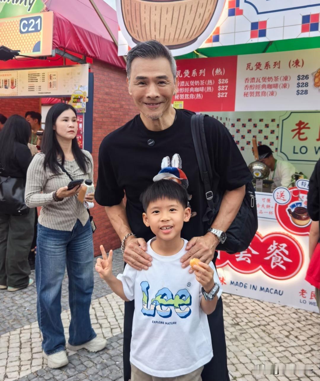 64岁港星林伟在澳门参加美食节，他看起来苍老了好多，白发苍苍，面容憔悴，整个人瘦