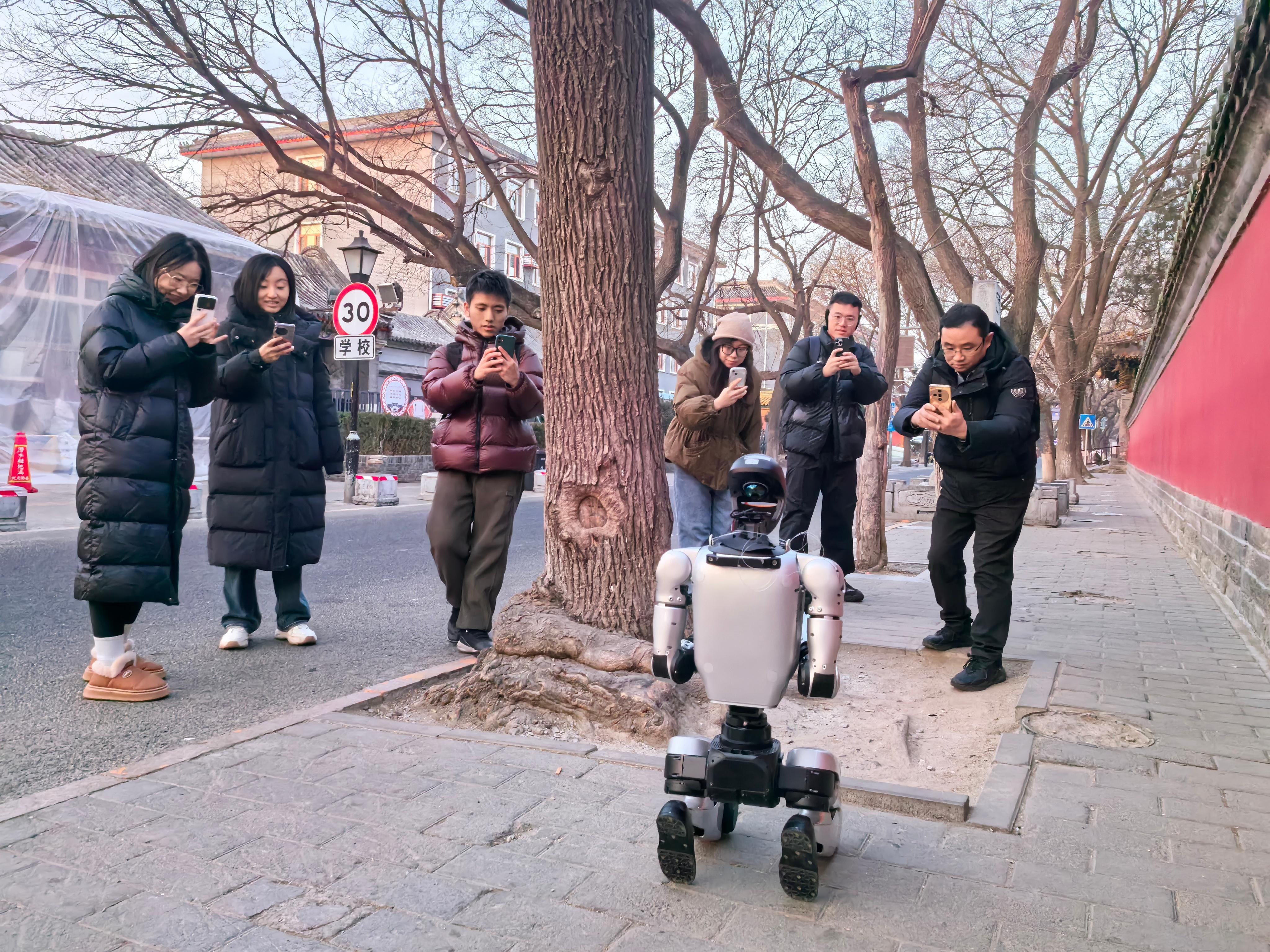 外国游客被雍和宫祈福机器人惊呆谁能懂第一次看到京东机器人腊八节在雍和宫门口上香的