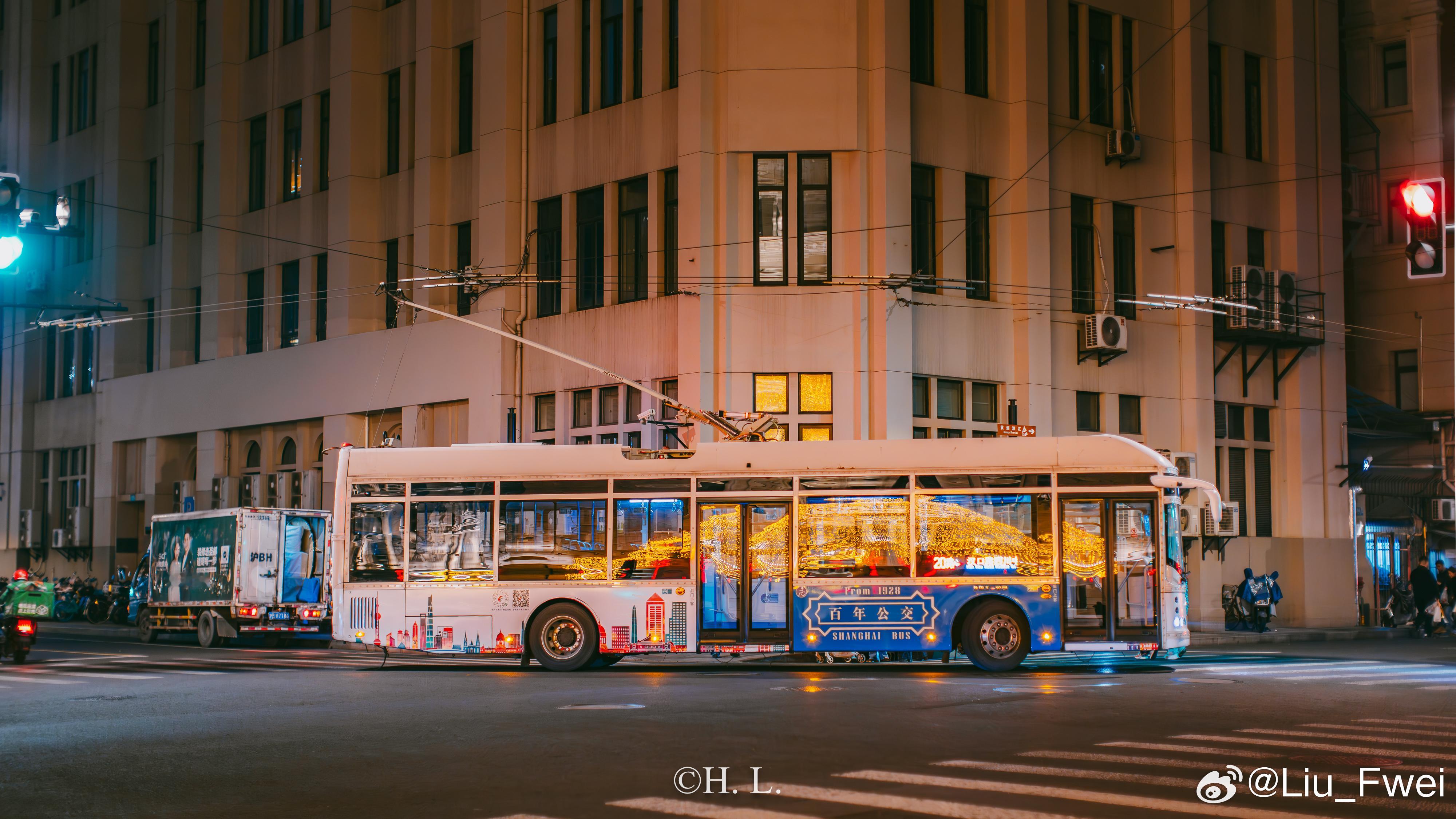 少了半边广告的20路。 