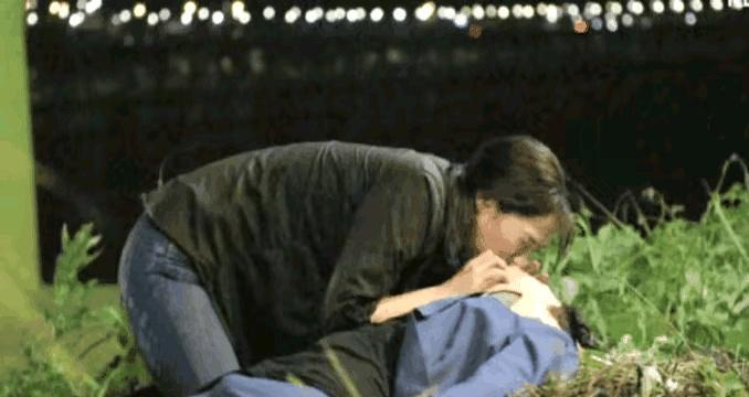 别再拿“为艺术献身”当遮羞布了！
亲密戏最能看出一个演员的德行和段位，根本不是看