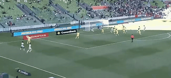 没有奇迹发生，国足根本跟不上喀麦隆的节奏，不到10分钟连丢两球，被按在地上摩擦…