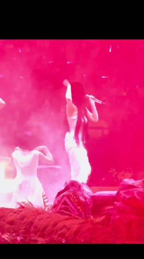 24岁，她成了顶流歌手。
第一个镜头，却是被毛不易“吼”。
三年后，她站上自