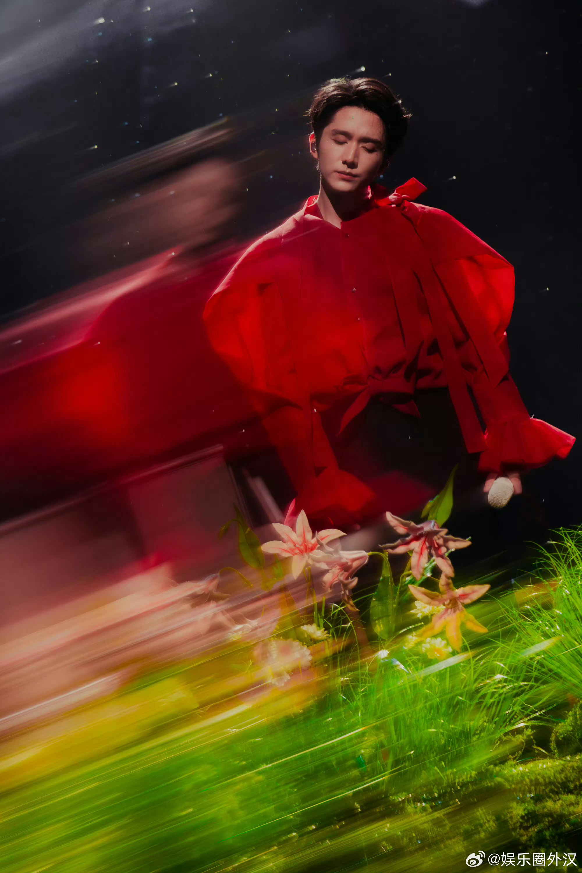 演员张新成举办演唱会，白纱红绸唯美登场， 但28 个节目14 首是翻唱，个人演唱