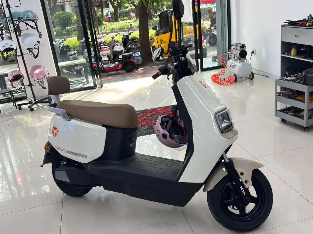 宝爸入手了一台电动摩托车，吃完晚饭宝宝想到广场玩，我就和宝宝说，开爸爸的摩托车去