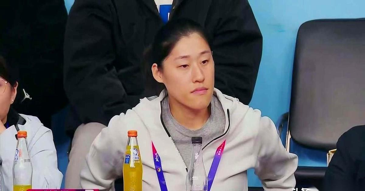 说真的，我最心疼的是坐在看台上的刘晓彤。
眼睁睁看着自己的母队，打成了一锅粥。