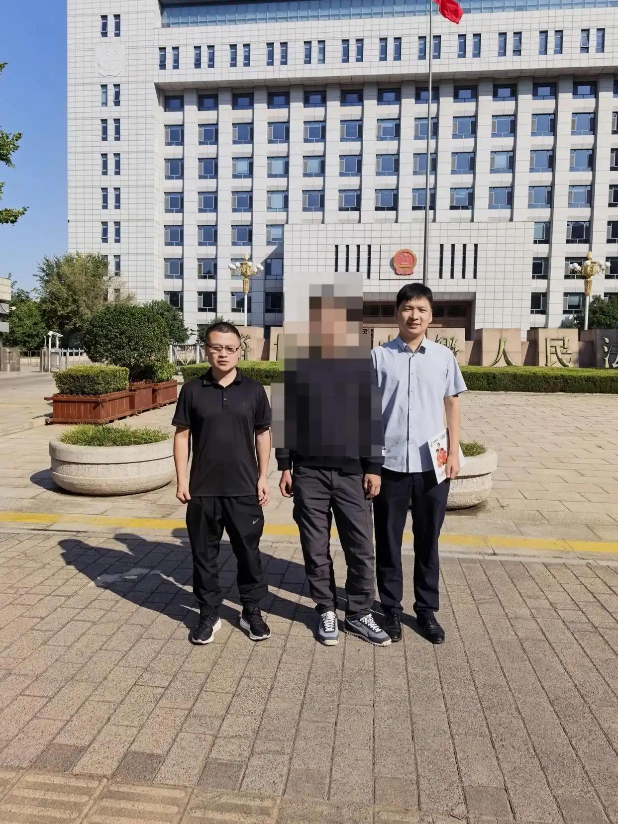 男子捉奸收情夫2.5万元补偿改判无罪，并申请国家赔偿总计423万余元。

在这起
