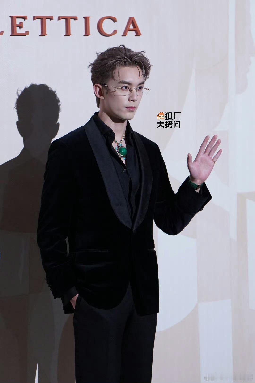吴磊宝格丽晚宴造型这发色还有这块大绿石头太显老了 ​​​