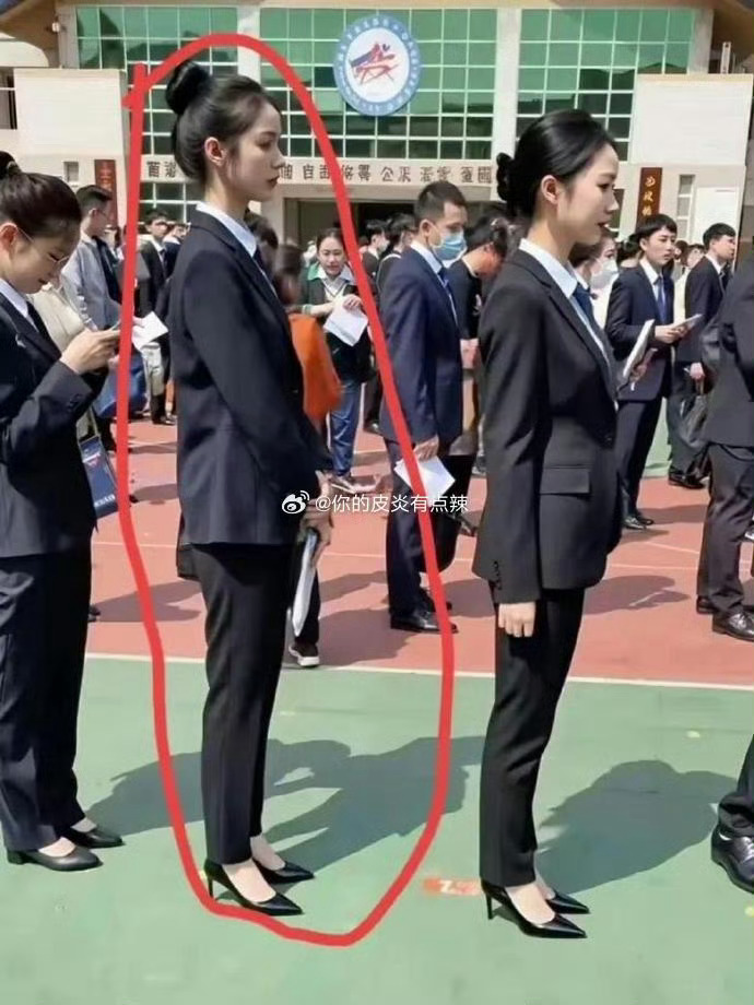 一眼看去这个女孩看着考公面试通过的几率就比较大。 