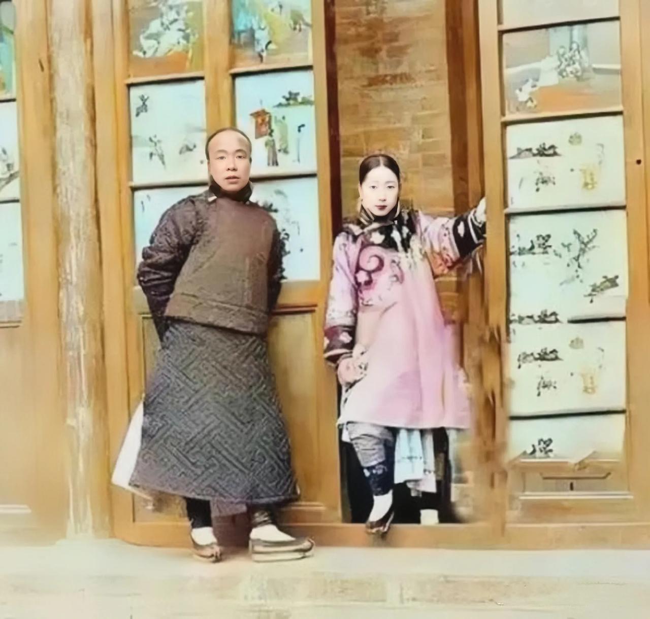 1901年的天津塘沽，一个衣着艳丽的青楼女子在家门口和一个公子哥儿的合影。
这个