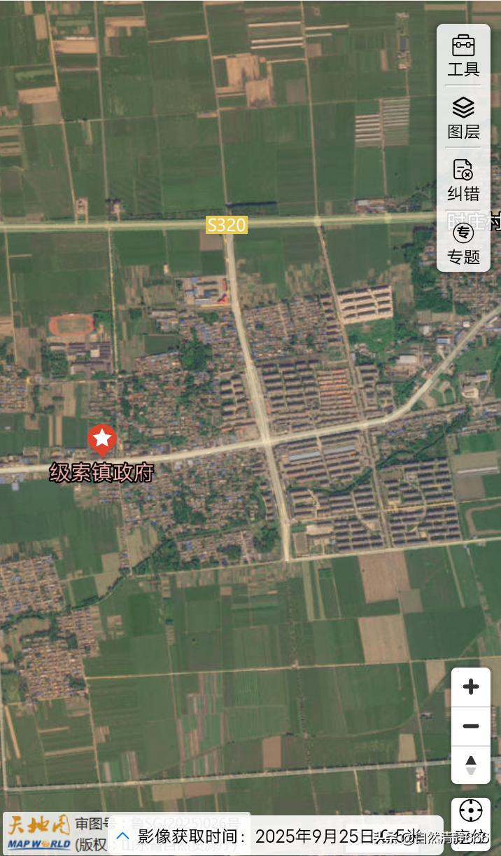 滕州市人口最多的村庄是级索镇的级索村。根据公开资料，滕州市级索村是目前人口最多的